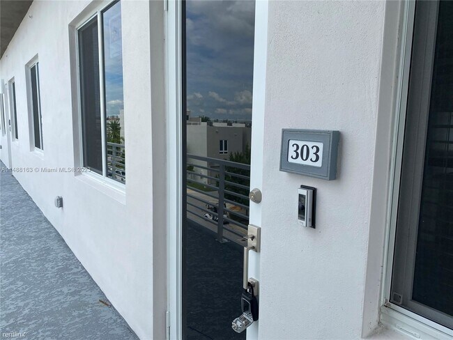 Building Photo - 3 br, 2 bath House - 6455 NW 103rd Pl Apt 303