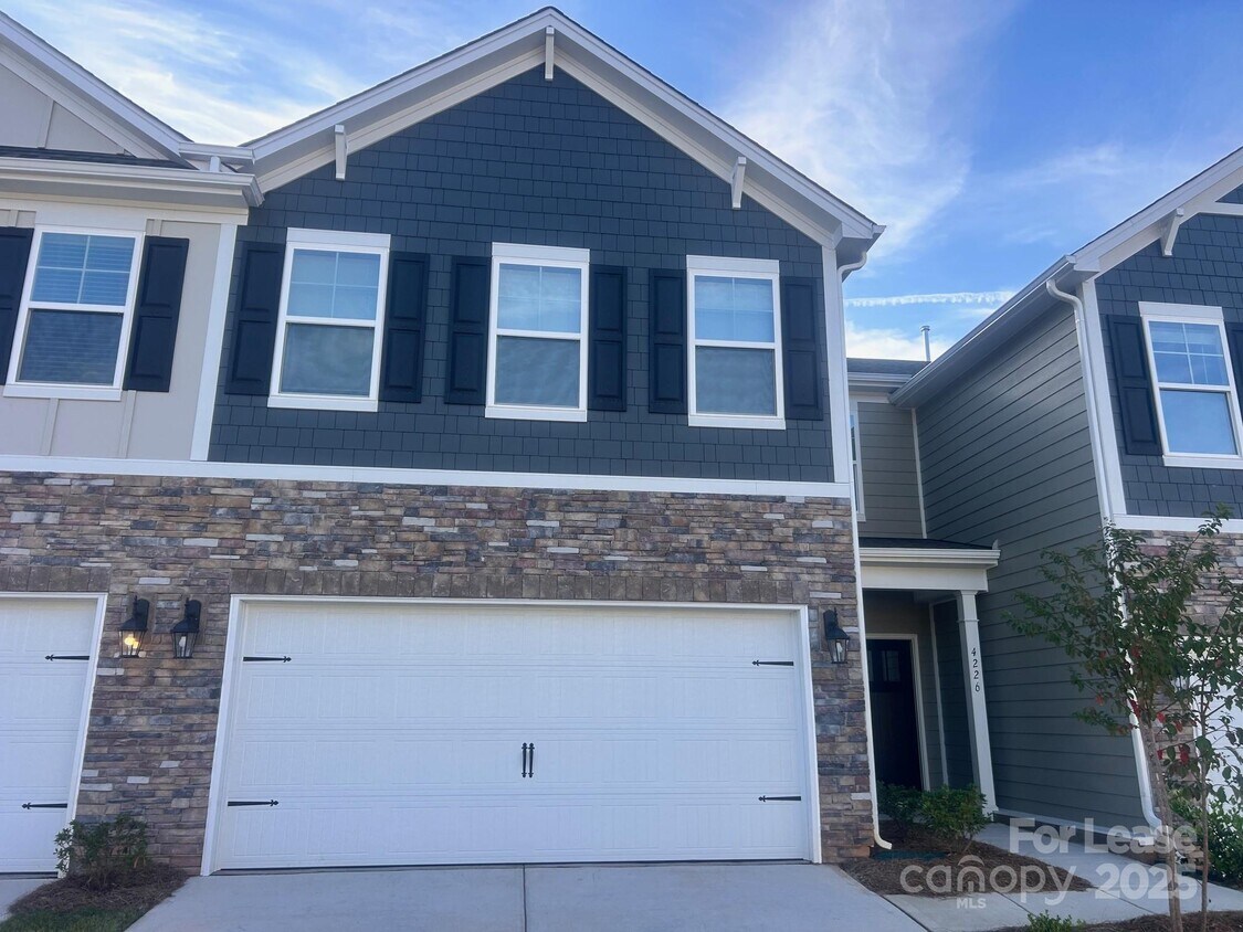 Primary Photo - 4226 Steel Wy