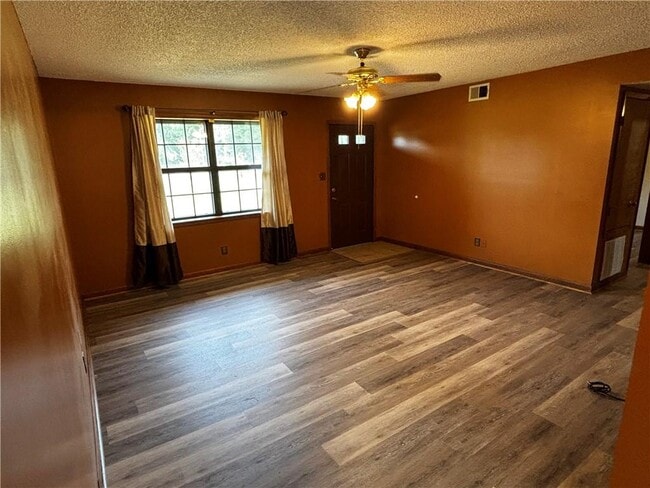 Building Photo - 6 Treva Ln