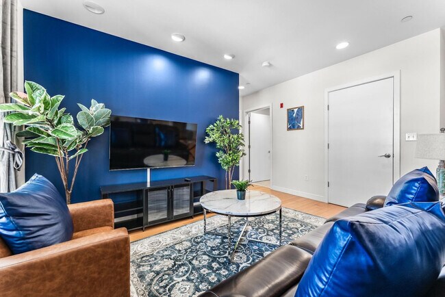 Building Photo - 601 Albany St