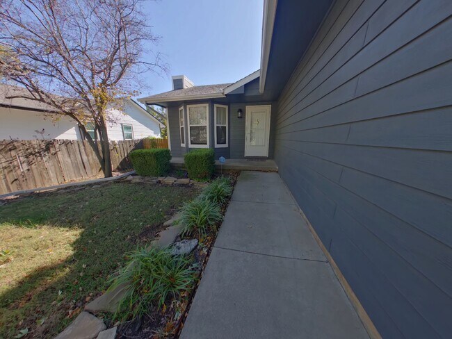 Building Photo - 3 Bedroom Home