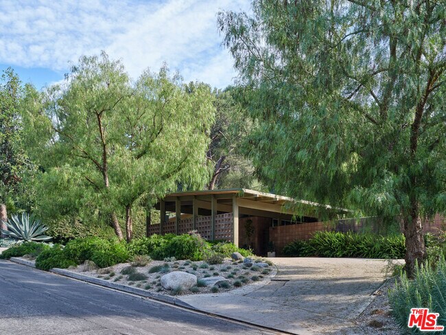 Foto del edificio - 8973 Wonderland Park Ave