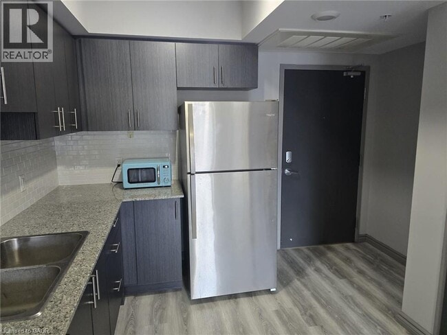 Building Photo - 275 Larch St