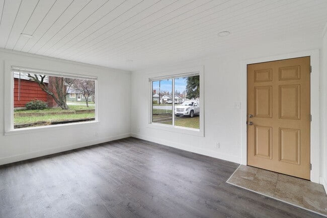 Building Photo - Remodeled - 2 Bed 1 Bath - Fully Fenced - ...