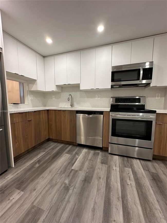 Building Photo - 450 Commodore Dr