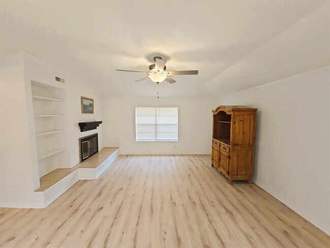 Building Photo - 5815 Oaklynn Dr