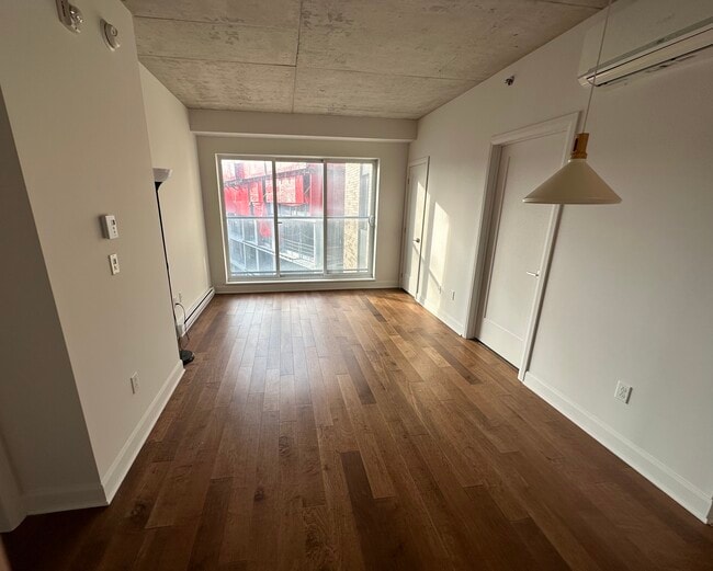 Building Photo - 3280 Boul Cavendish