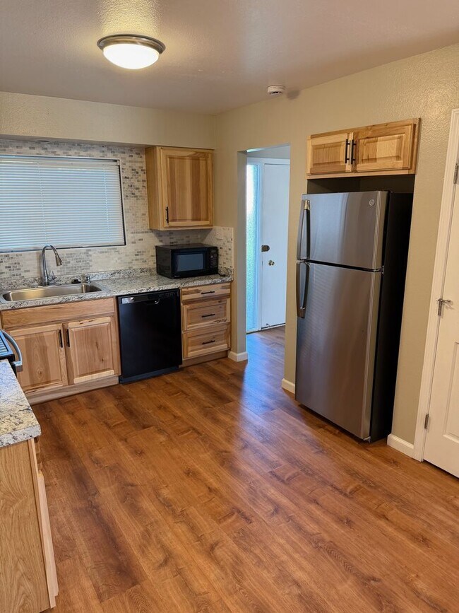 Building Photo - 596 Smithridge Park