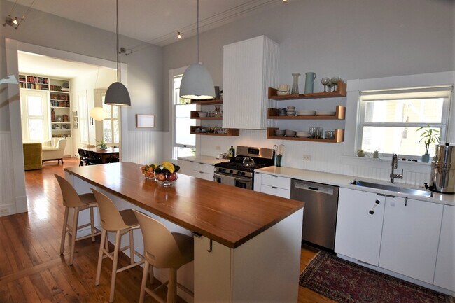 Photo - 302 Cedar St House