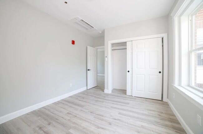 Foto del edificio - 566-572-572 Main St