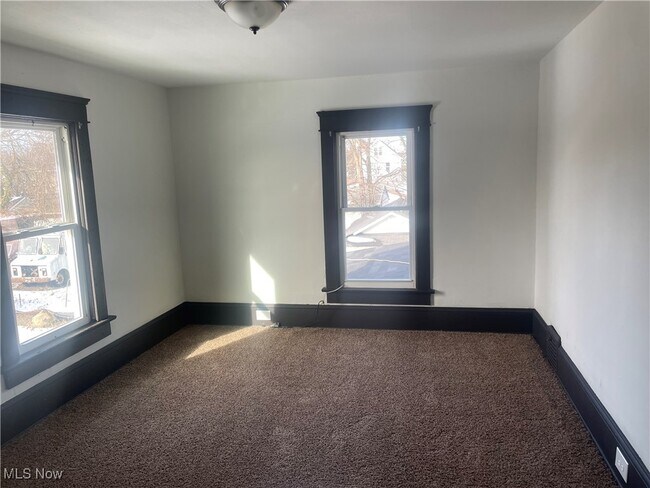 Building Photo - 1433 Kenmore Blvd