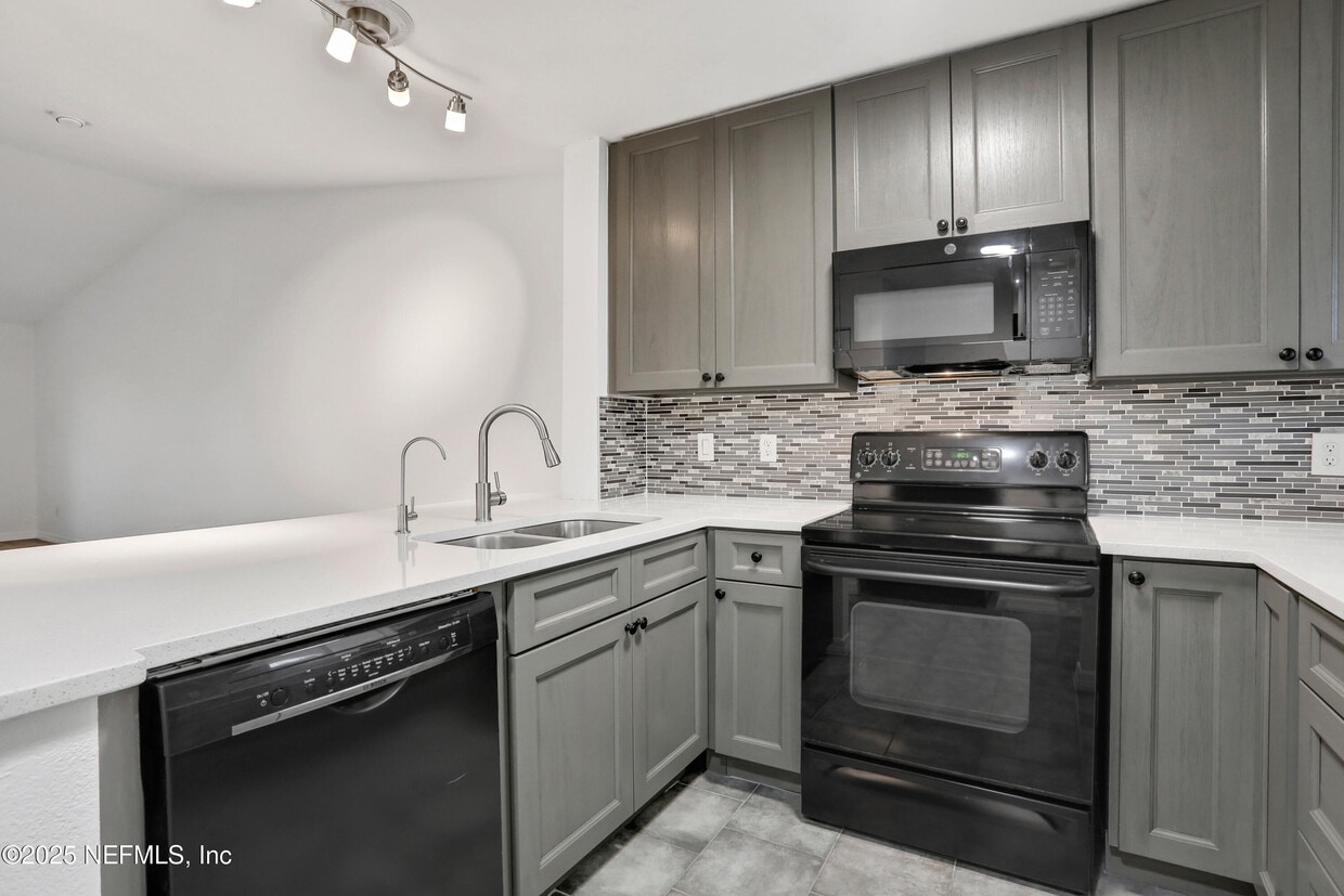 Primary Photo - 7 Arbor Club Dr