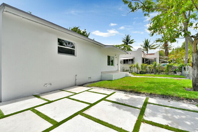 Building Photo - 168 NW 68th Ter