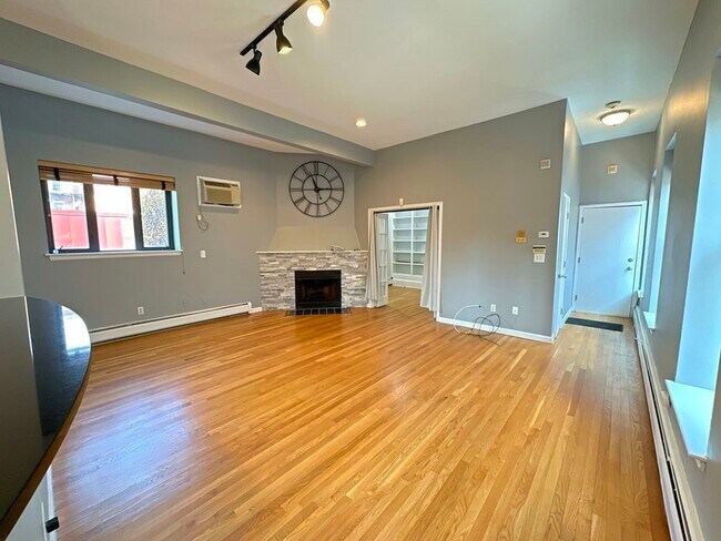 Building Photo - 11 Appleton St