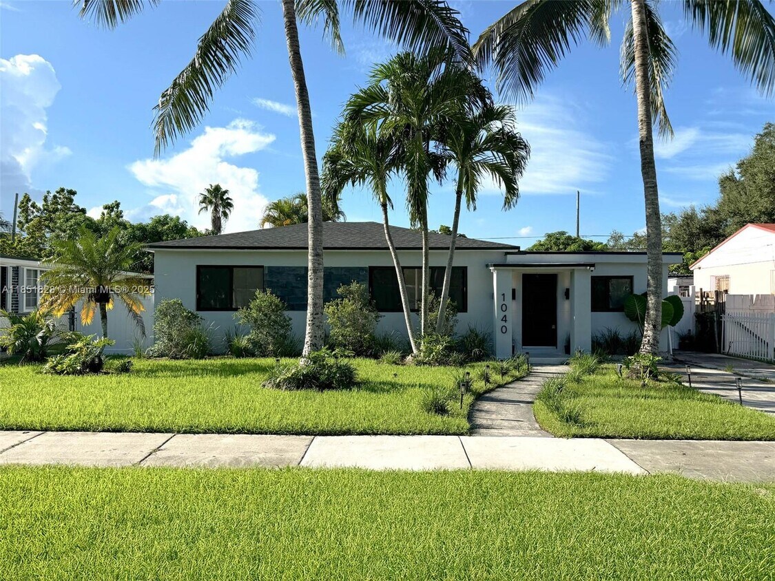Foto principal - 1040 NE 142nd St