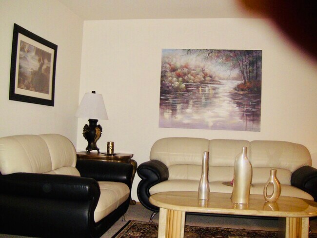 Building Photo - 1044 Gloucester Ct