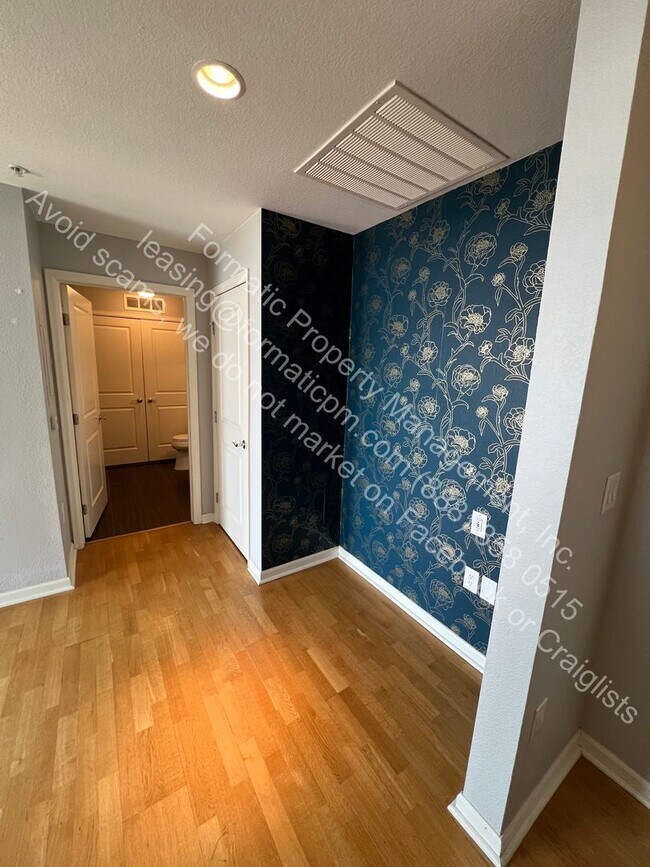 Building Photo - Pet-Friendly 1 Bedroom 2 Bathroom Hangar L...