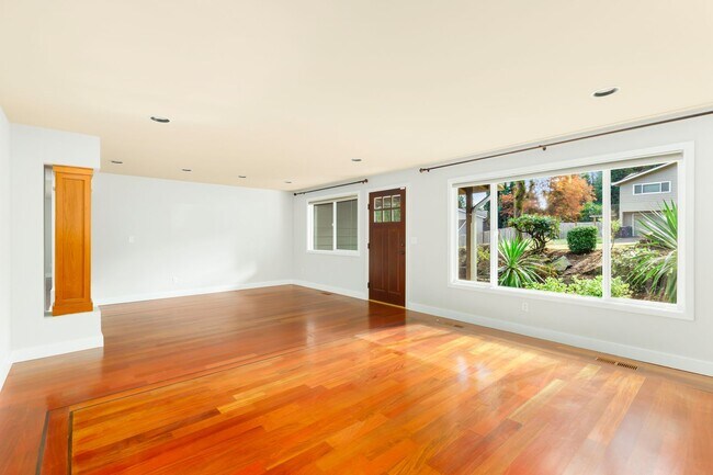 Foto del edificio - 4 Bedroom Rambler Close to Everything in Redmond!