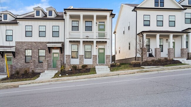 Building Photo - 2101 Oakwood Ave
