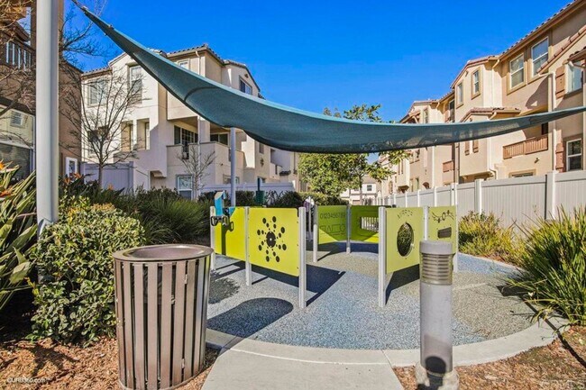 Foto del edificio - Stylish Three-Story Townhome with Private Courtyard & Pool Access
