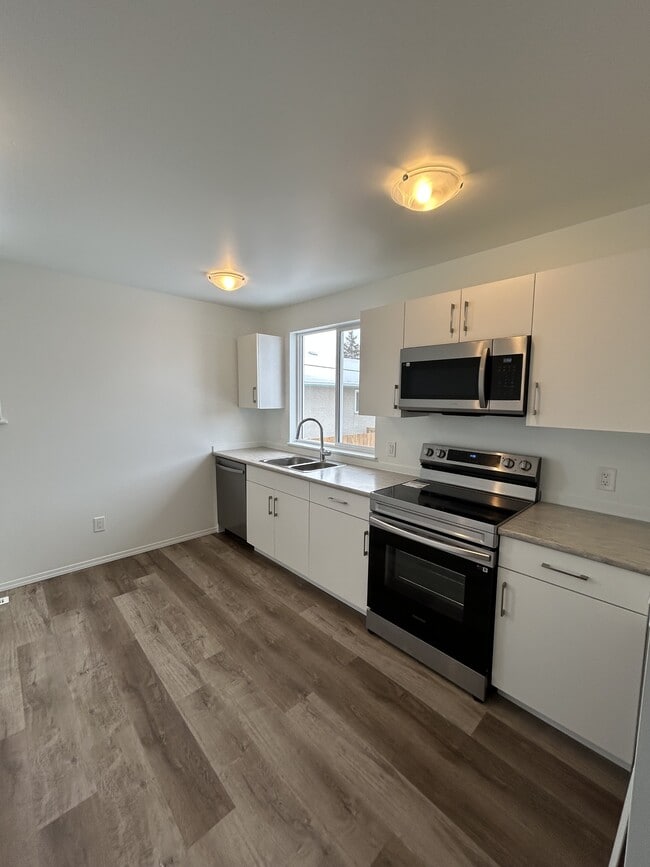 Building Photo - 7612-7136 136 Ave NW