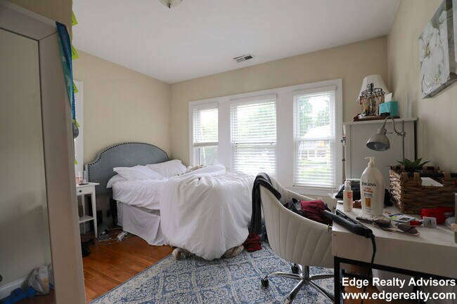 Building Photo - 62 Dunboy St