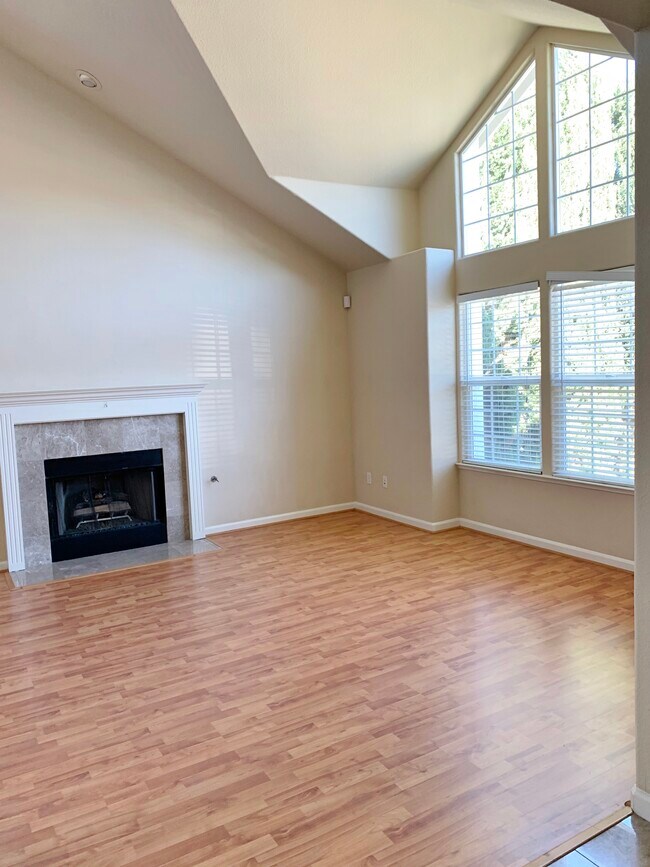 Building Photo - 1601 Bella Vista Dr
