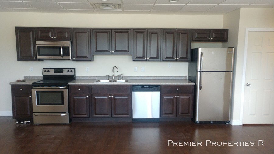 190 Putnam Pike Unit D, Johnston, RI 02919 Room for Rent in Johnston