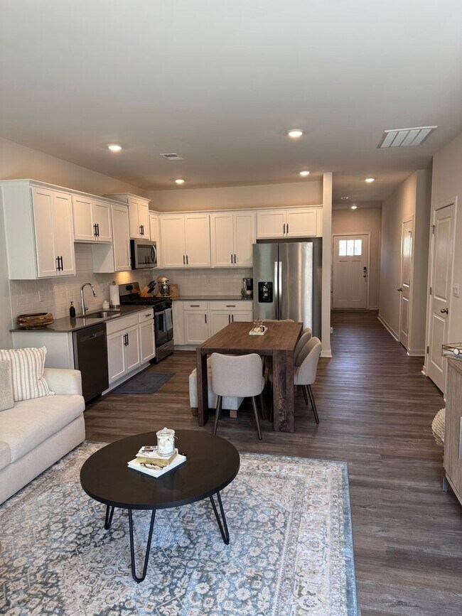 Foto del edificio - New Construction 3 bed 2 Bath Home in the Hamptons at Hickory! Prime Location!