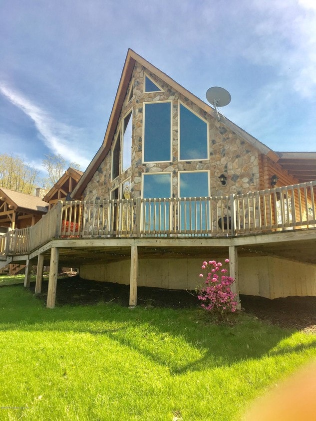 16 Sugarloaf Dr, Hazleton, PA 18202 House for Rent in Hazleton, PA