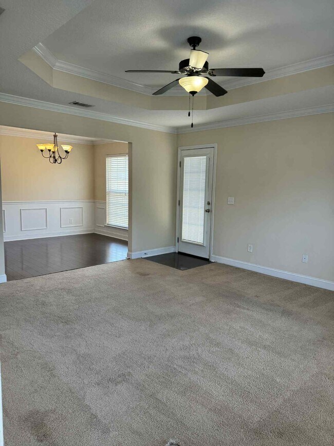 Entrada al salón - 210 Guyett Ave