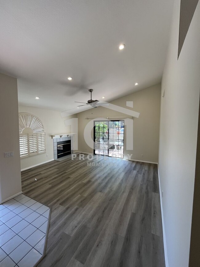 Building Photo - Charming and spacious single-level 2-bedroom, 2-bath condo