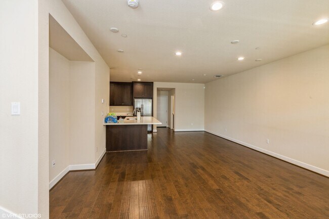 Building Photo - Stunning 3-Bed 2-Bath with Modern Amenitie...