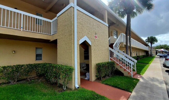 Building Photo - 919 Twin Lakes Dr