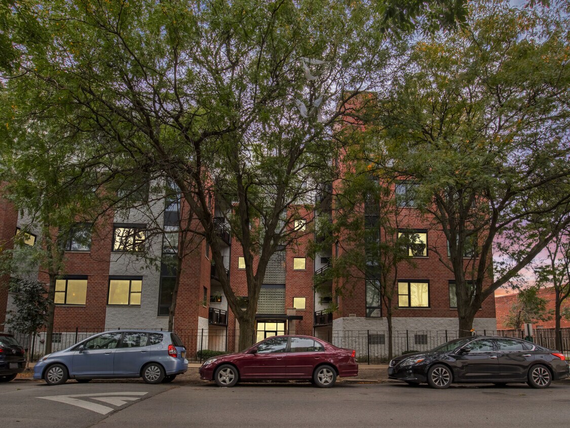2337 W Wolfram St Unit 513, Chicago, IL 60618 Condo for Rent in