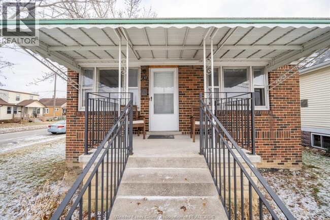 Building Photo - 837 Hanna St E