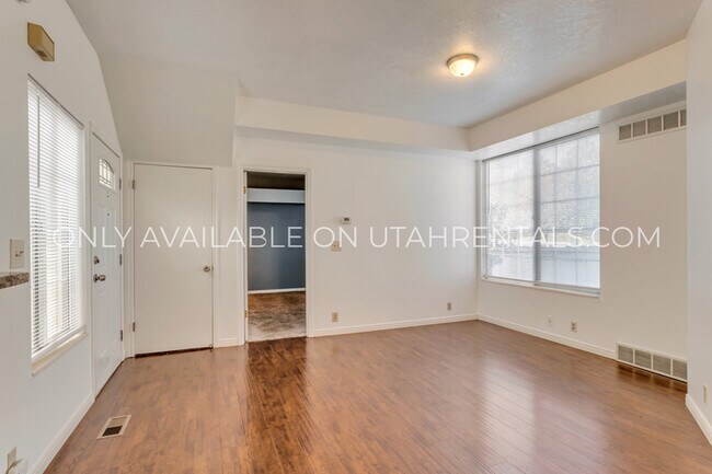 Building Photo - 5446 S Lighthouse Rd