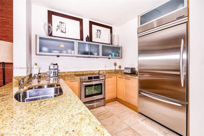 Building Photo - 1 br, 1.5 bath Condo - 16275 Collins Ave A...
