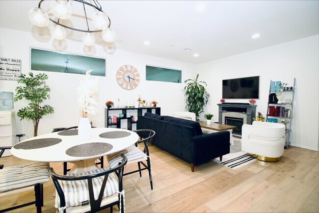 Foto del edificio - Former MODEL HOME | Great Location