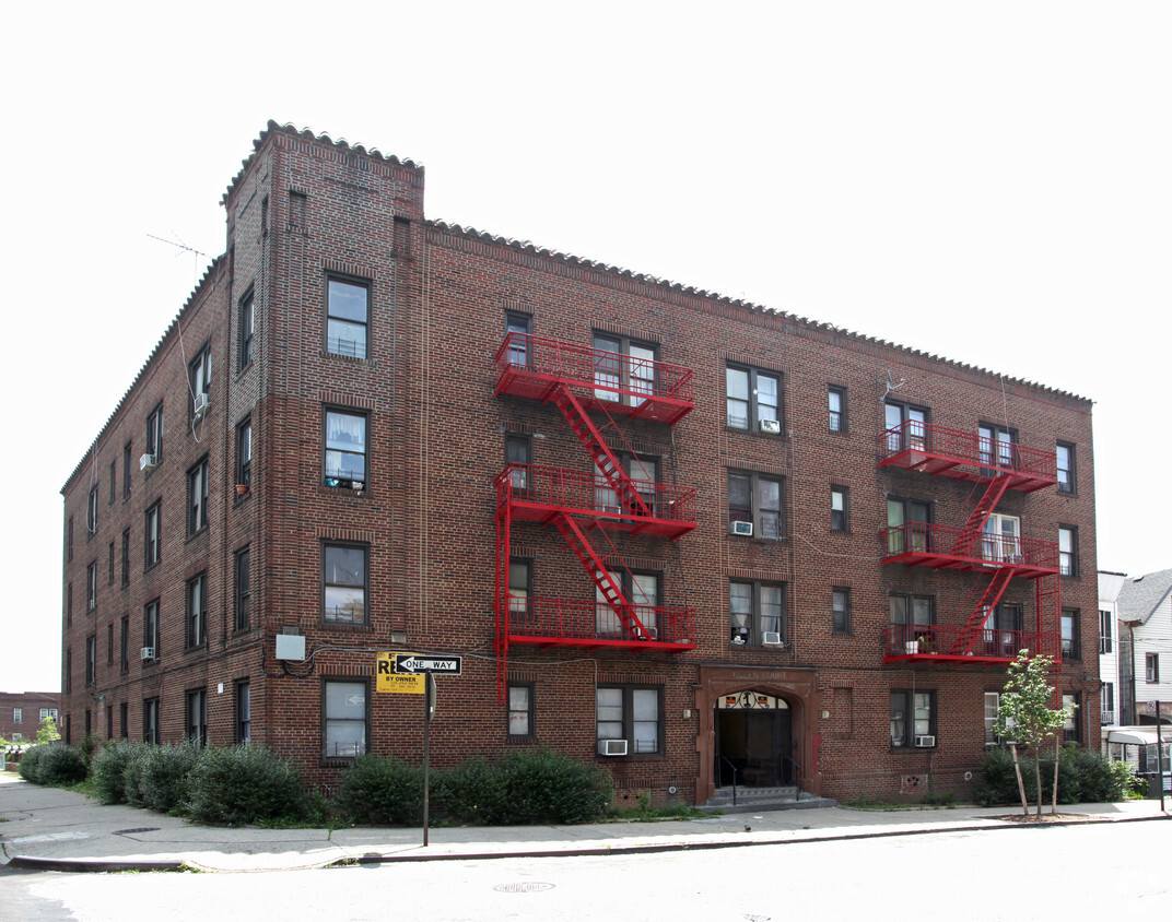 Building Photo - Queen Court