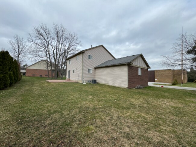 Building Photo - 3970 Orchardview Ave