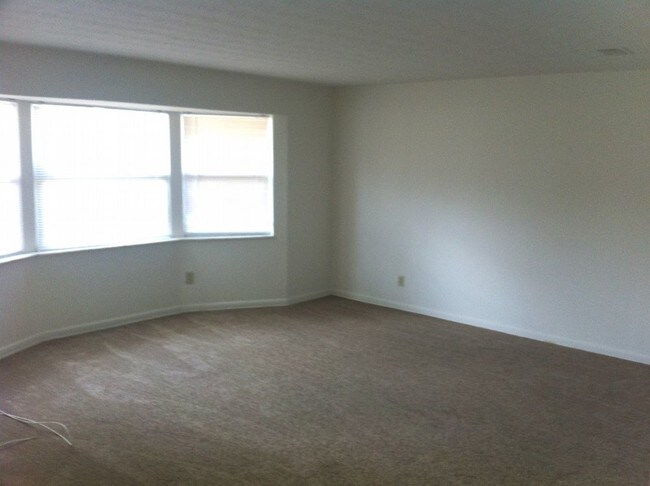 Building Photo - 1261 Arlingwood Ave