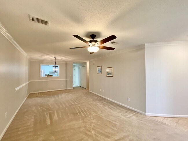 Building Photo - Super-Cute Condo!  First Floor - 1-Story -...