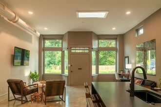 Building Photo - 612 W 8th Ave