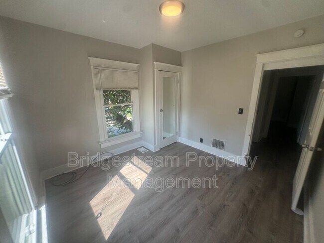 Building Photo - 823 Princeton Dr