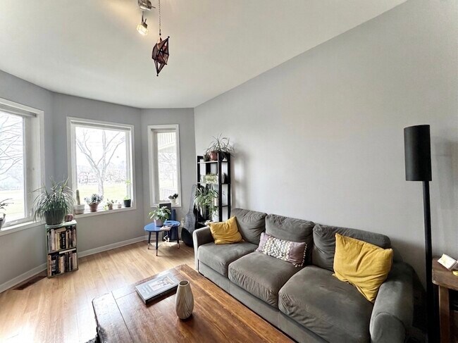 Photo du bâtiment - 581 Carlaw Ave