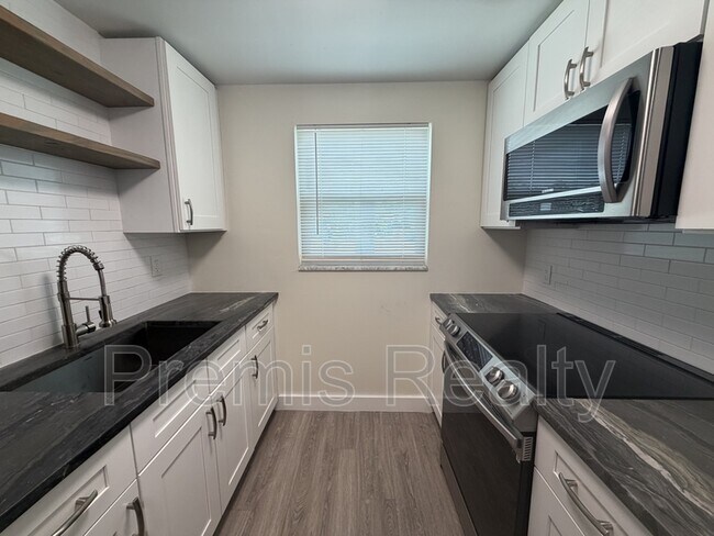 Foto del edificio - 2028 N Betty Ln