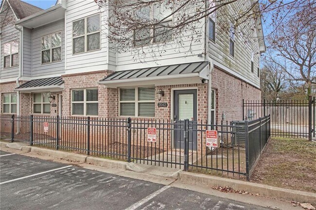 Foto del edificio - 2042 Bolton Rd NW