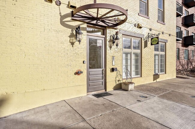 Building Photo - 800 E 18th Ave