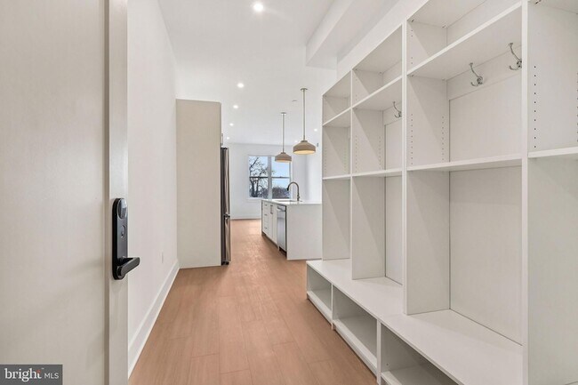 Foto del edificio - 30 W Allens Ln